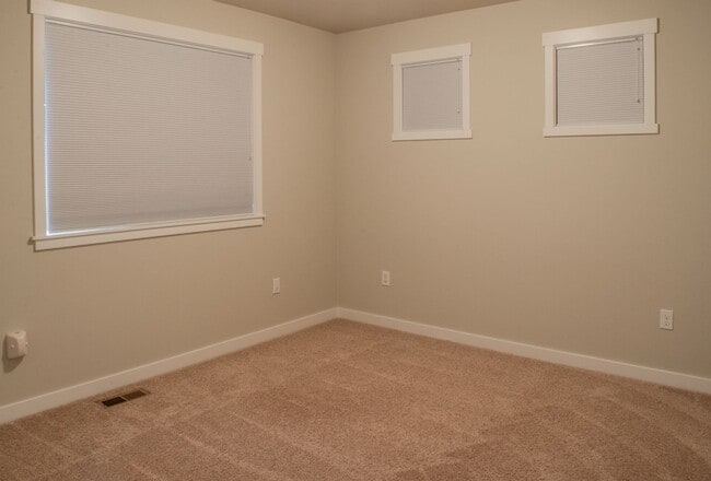 Building Photo - Beautifully Crafted 5bd/3bth home W/ Fence...
