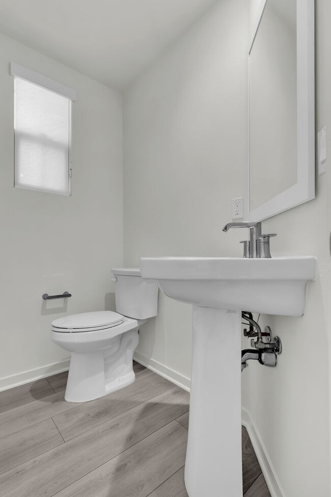 Building Photo - 711 Spring Gdn