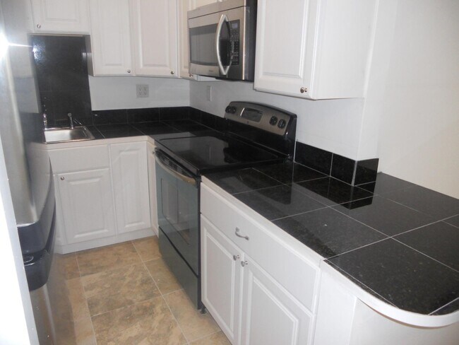 Building Photo - 3040 NE 16th Ave