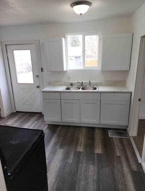 Building Photo - 610 Custer St