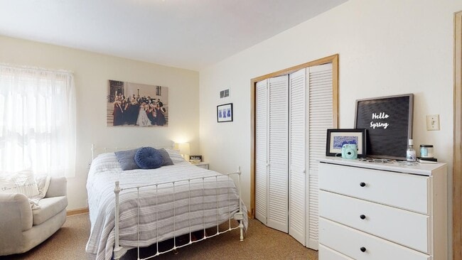 Building Photo - Home w/Yard & Garage