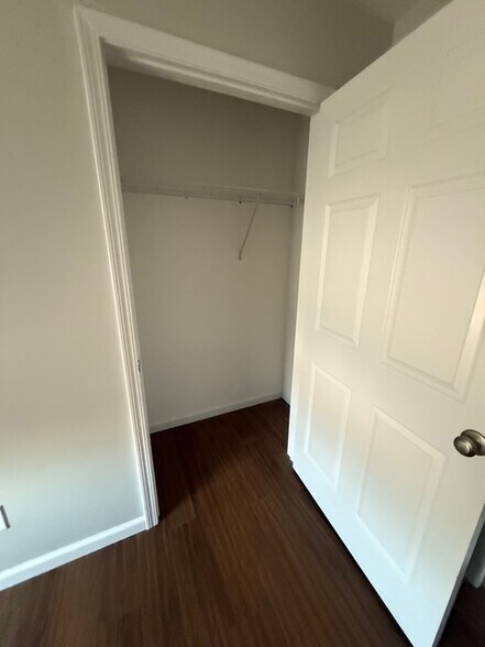 Building Photo - 148 School Side Dr