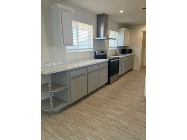 Building Photo - 3 bedroom 2 bathroom newly remodeled