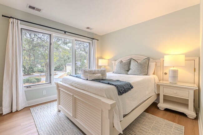 Building Photo - 8 Heath Dr