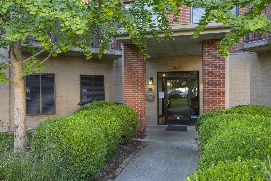 Building Photo - 817 3rd Ave N