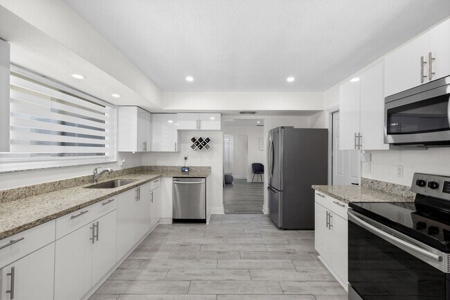 Building Photo - 7021 SW 10th Ct