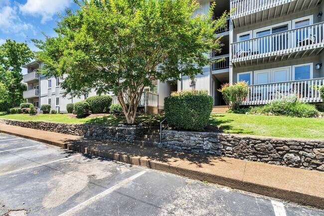 Building Photo - Bellemeade Highlands Condo