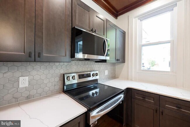 Building Photo - 554 Main St