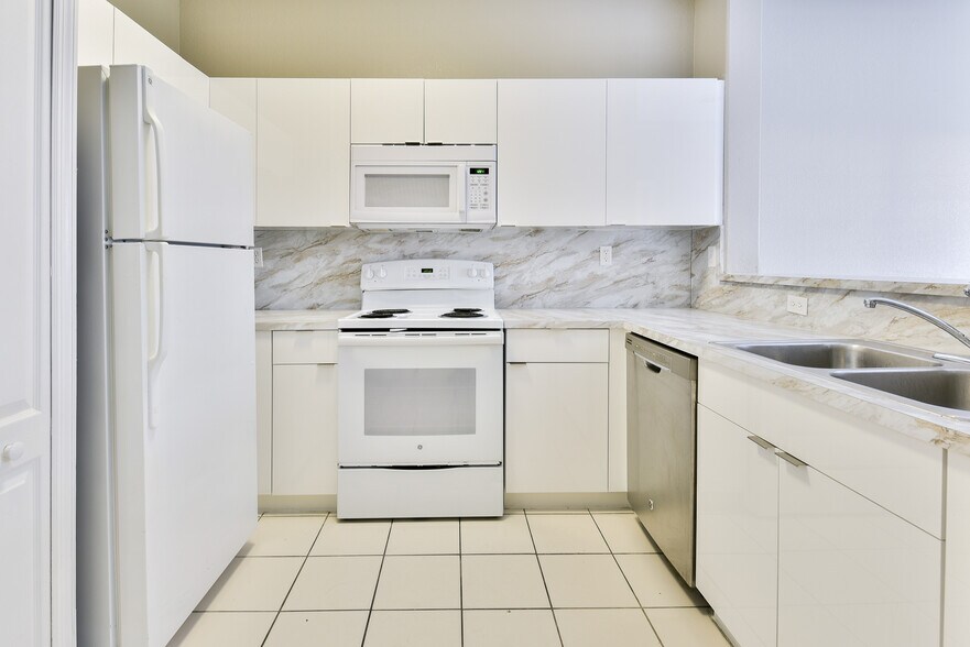Building Photo - 1663 SE 29th St # 109