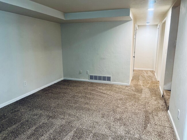 Building Photo - Simpson310