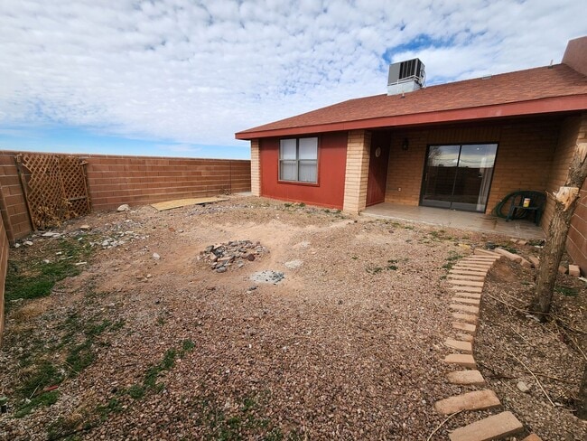 Building Photo - 2100 Hickory Dr