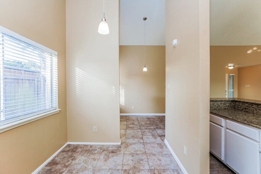 Building Photo - 14806 Chasemont Dr