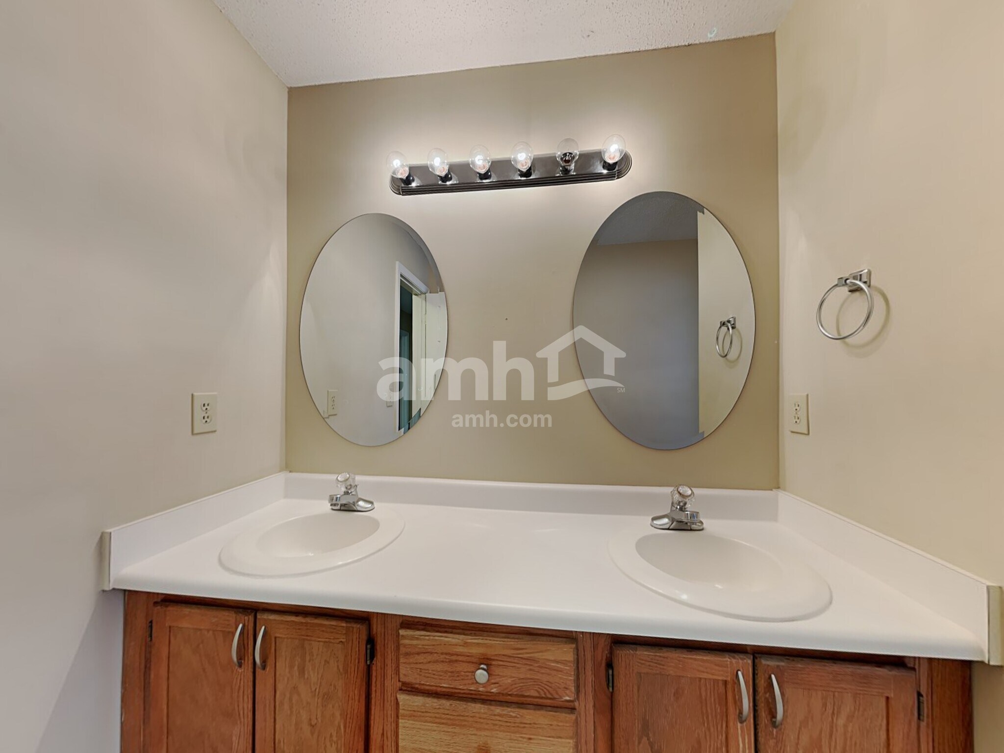 Building Photo - 5806 Manor Ridge Trl