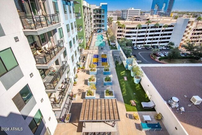 Building Photo - Resort Living in Midtown!!  Pool, Dog walk...