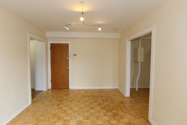 Building Photo - 629 W Belmont Ave