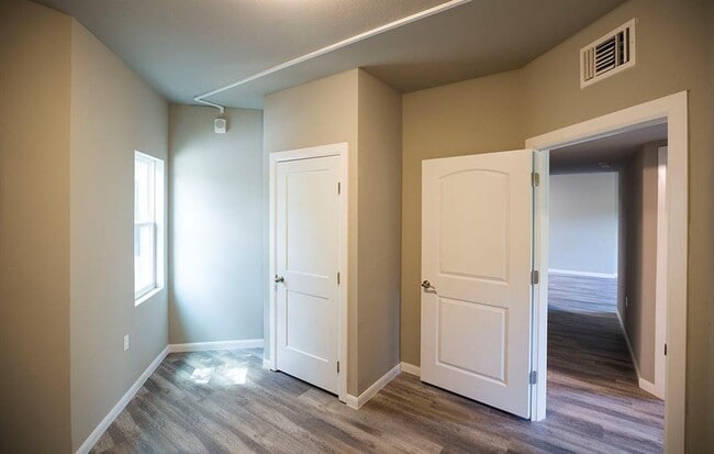 Building Photo - 911 W 22nd St