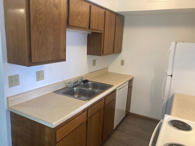 Building Photo - 2 Bedroom 1 Bathroom Apartment in heart of Osage Beach!