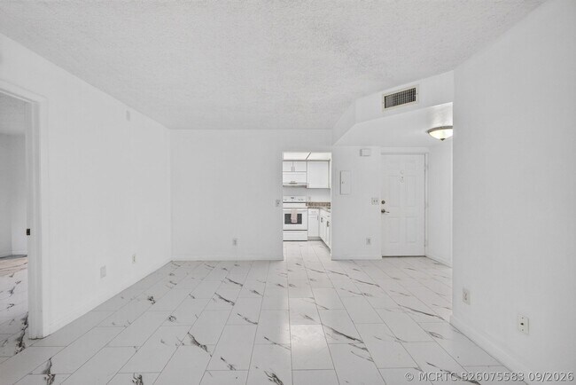 Building Photo - 1628 SE Green Acres Cir