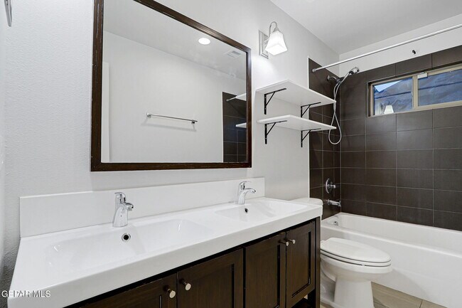 Building Photo - 4016 Camelot Heights Dr