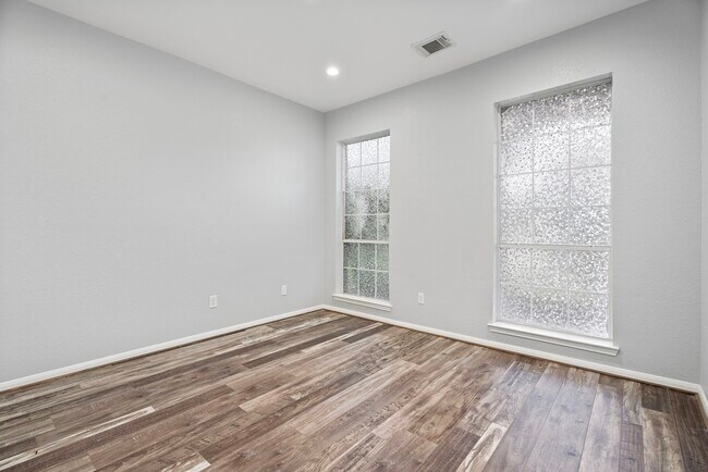Building Photo - 421 Livingstone Ln
