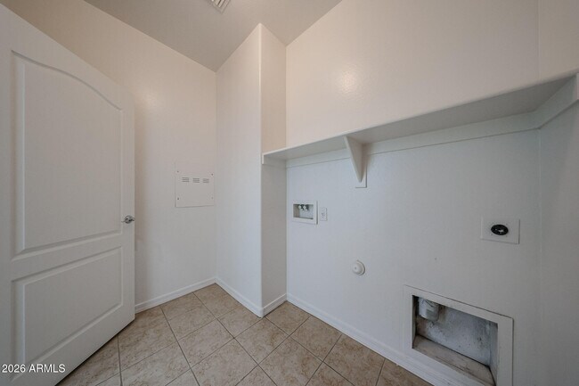 Building Photo - 41298 W Park Hill Dr