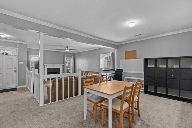 Building Photo - Beautiful Townhouse-Style Home in Virginia Beach!