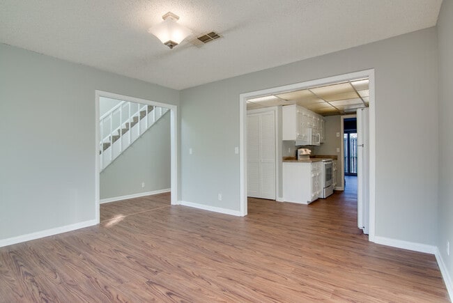 Building Photo - Amazing and spacious 3/2.5 Hermitage Townhouse with fireplace & patio!!! Pets ok!