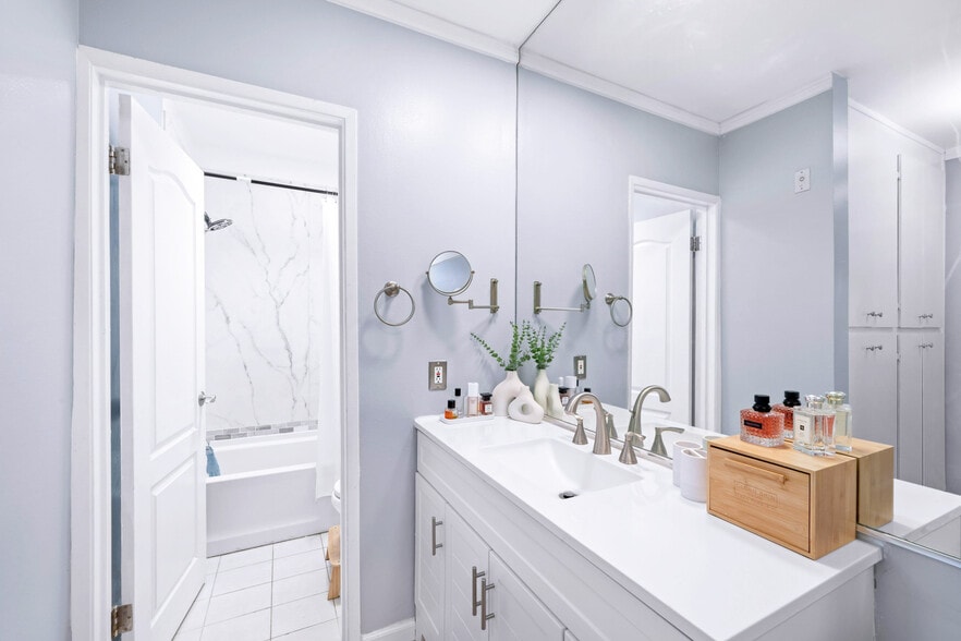 New Vanity wardrobe - 12801 Moorpark St