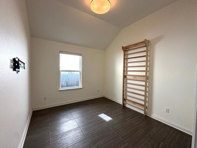 Building Photo - Single Story, 3 Bedroom, 2 Bathroom Home f...