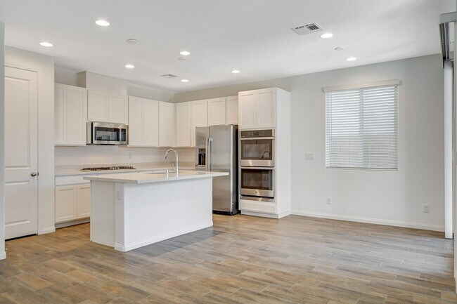 Building Photo - Newly built Home, gated