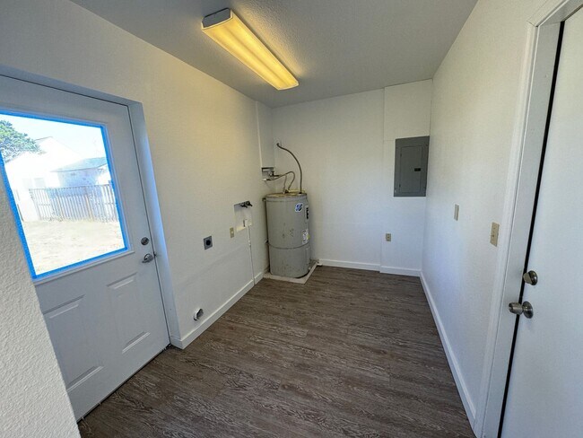 Building Photo - Adorable two bedroom cottage in Newport!