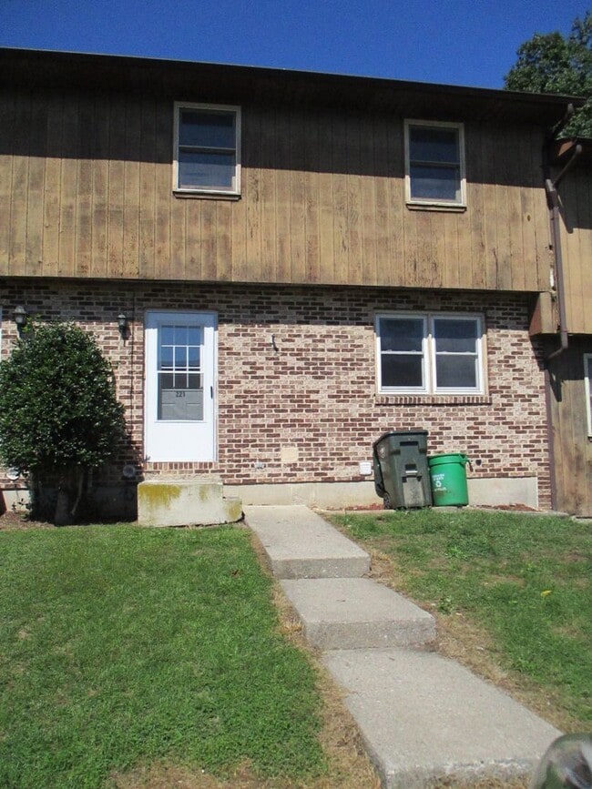 Building Photo - Spacious 3BR Townhome - LOTS OF ROOM!!! - ...