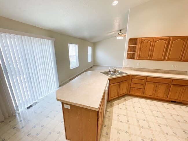 Building Photo - Spacious open floor plan in North Hills
