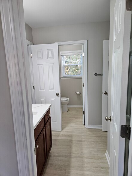 Jack & Jill full bathroom - 919 Middle Ground Ave