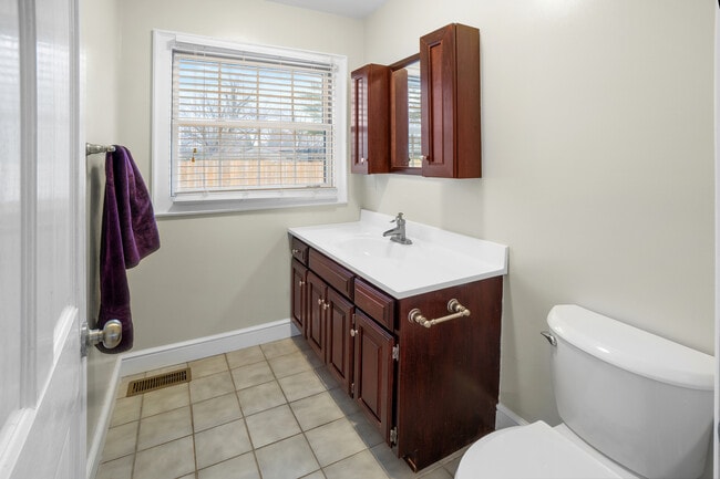 Building Photo - 1414 W Northeast Shore Dr