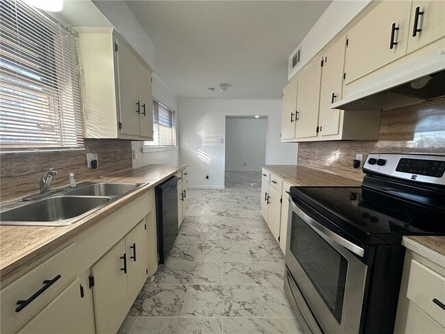 Building Photo - 136 Daniel Moore Ave