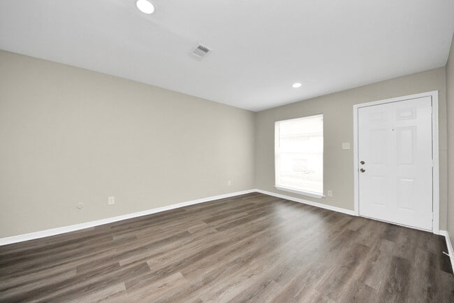 Building Photo - 1736 Crestdale Dr