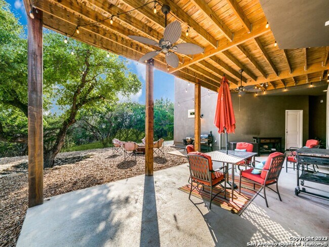 Building Photo - 5 Bedroom/3.5 Bathroom Home in the Ensenad...