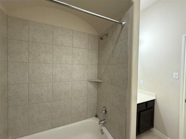Building Photo - 633 Peregrine Way