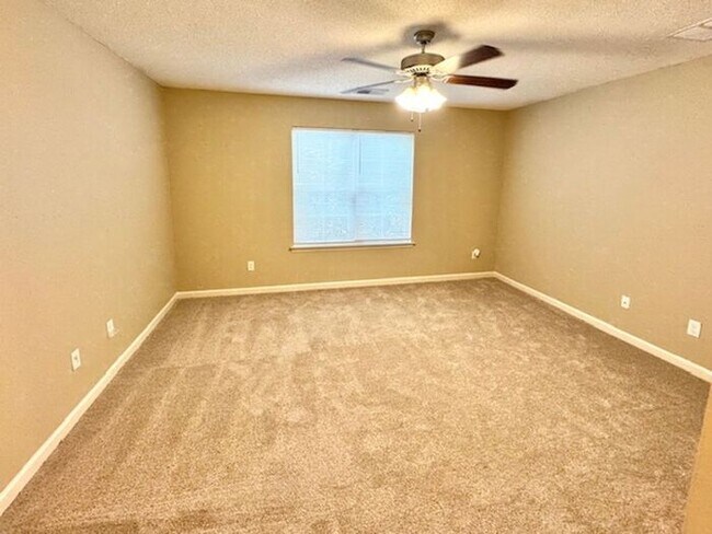 Building Photo - Move In Special! Check Out This 3 Bedroom ...