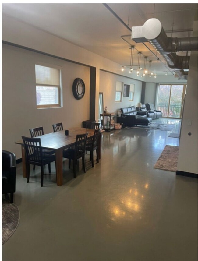 Building Photo - COMING SOON Beautiful 2BR , 2BA 2nd floor ...