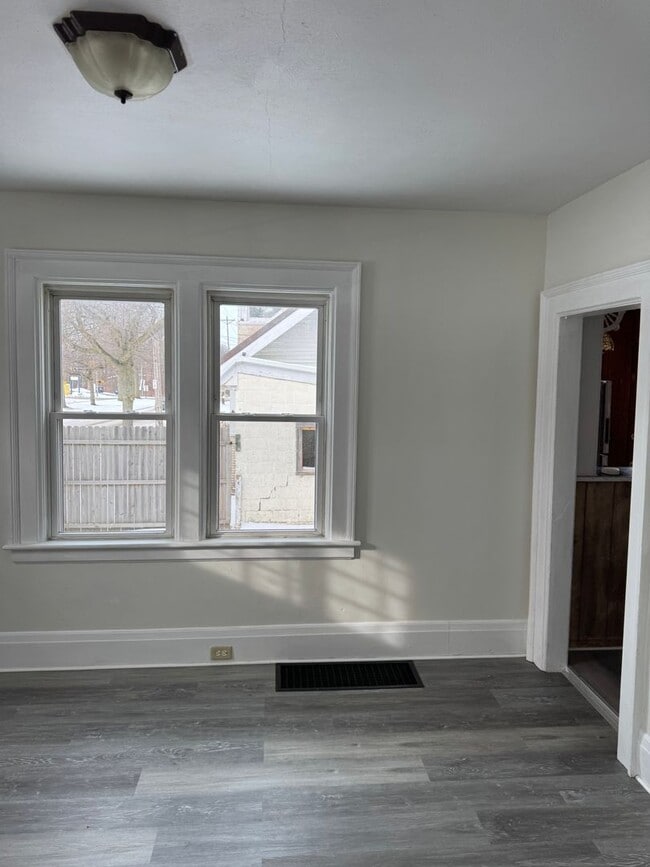 Building Photo - Single Family Home 3 bedroom 1 bath new paint flooring with basement fenced in yard