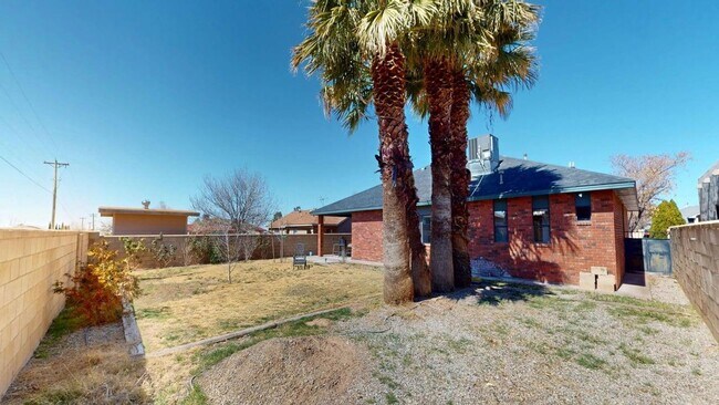 Building Photo - 3-Bedroom/2.5-Bathroom in Alamogordo, NM
