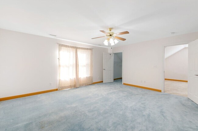 Building Photo - Exceptional 5-Bedroom Residence in the Hea...