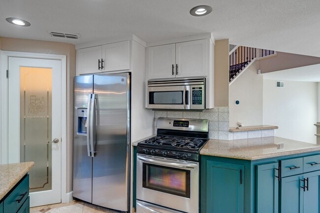 Building Photo - 3 Bedroom Folsom Home with Updated Kitchen, Pool and 3-Car Garage!