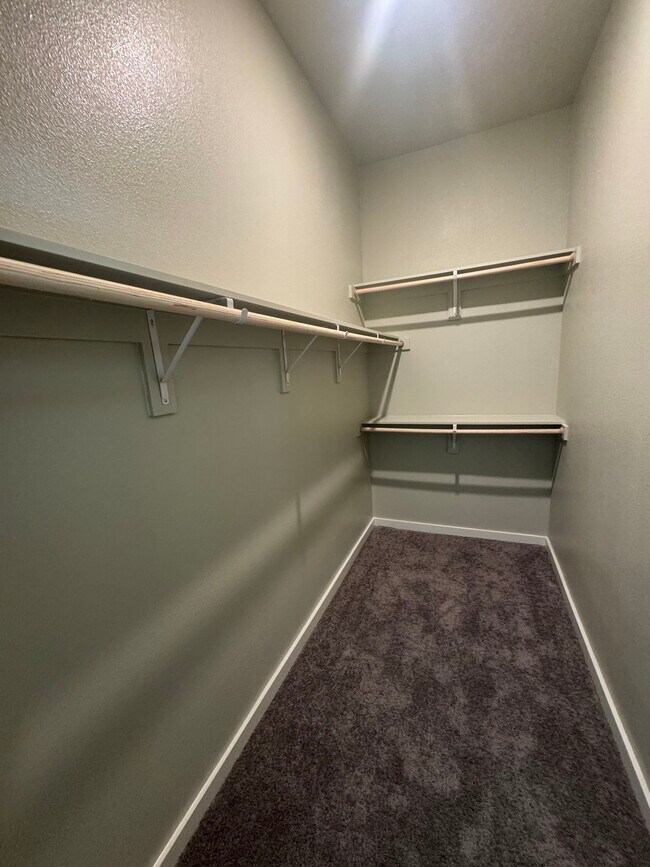 Building Photo - 1000 Persimmon Dr