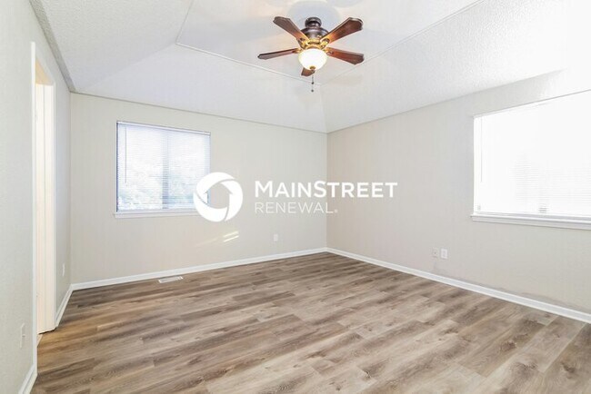 Building Photo - 4 Bedroom Pet-Friendly Home in GRANDVIEW, MO with Main Street Renewal