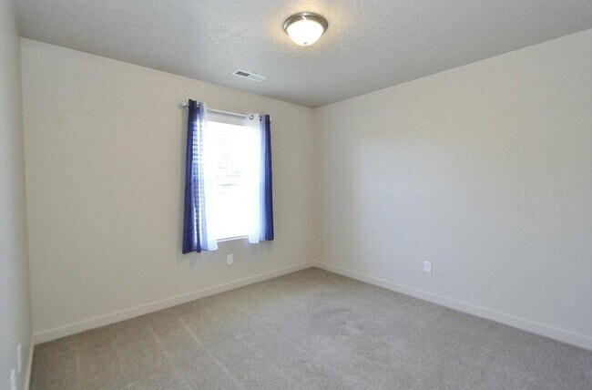 Building Photo - Immaculate Single-Level Home
