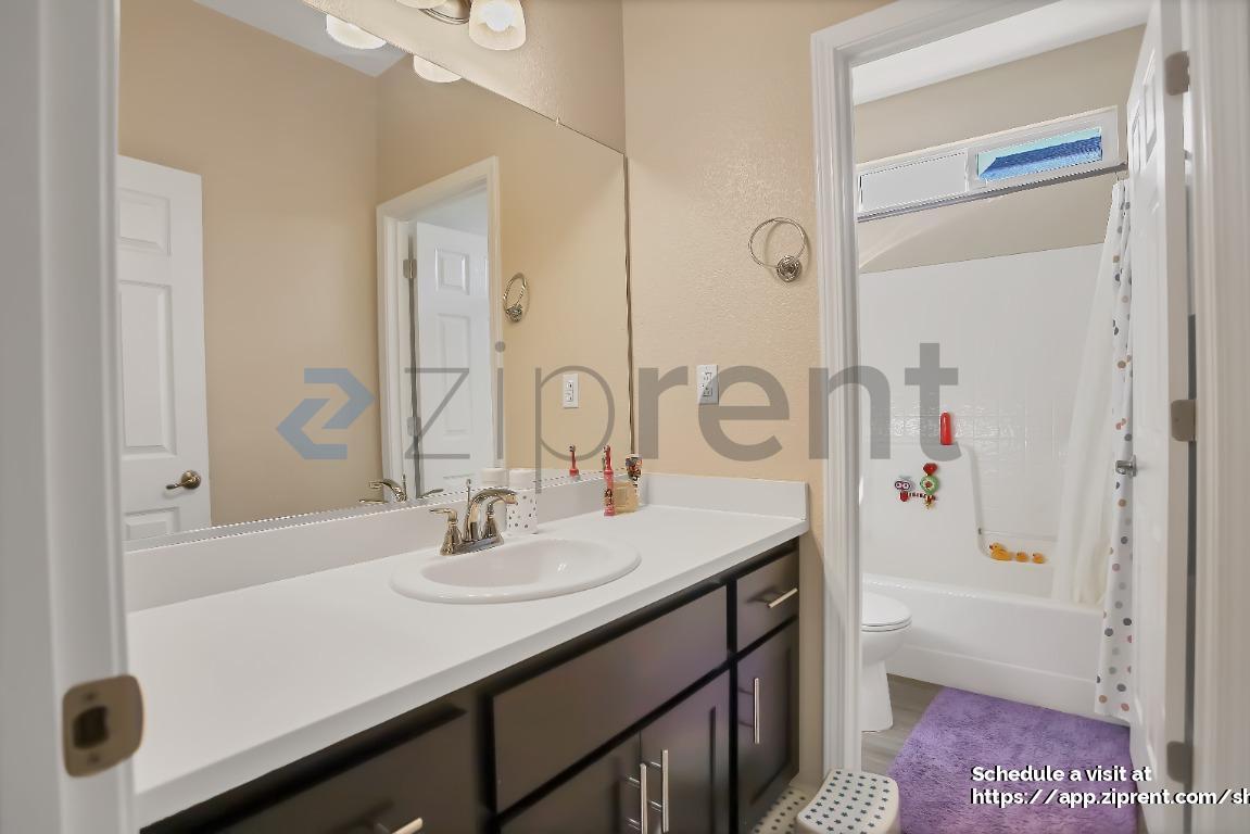 Building Photo - 1104 Greenbrier Dr