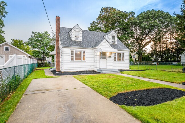 Building Photo - 64 Boltin St